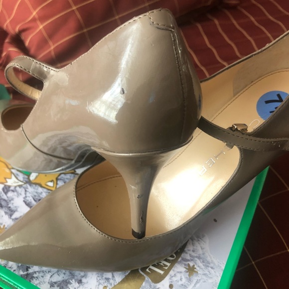 New shoes with a few flaws - Picture 4 of 7